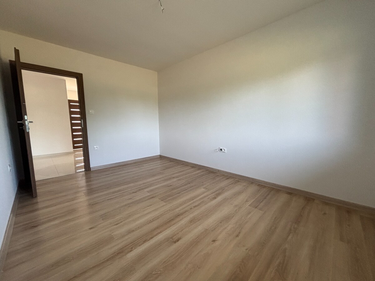 Na predaj novostavba – moderný bungalov v obci Podlužany — foto 9