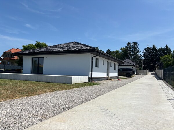 Na predaj novostavba – moderný bungalov v obci Podlužany