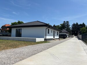 Na predaj novostavba – moderný bungalov v obci Podlužany — foto 1