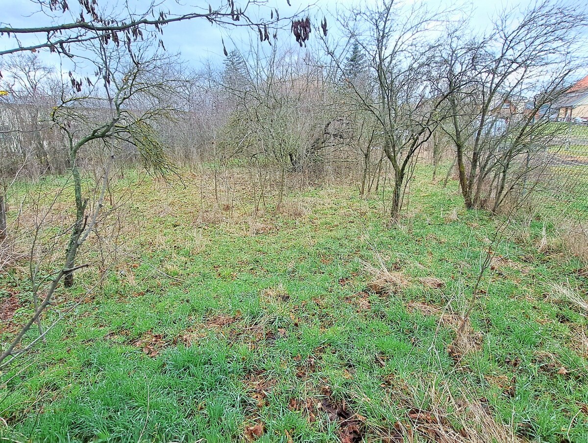 CENA dohodou, Stavebný pozemok 1.382 m2, šírka 24m, Levice — foto 3