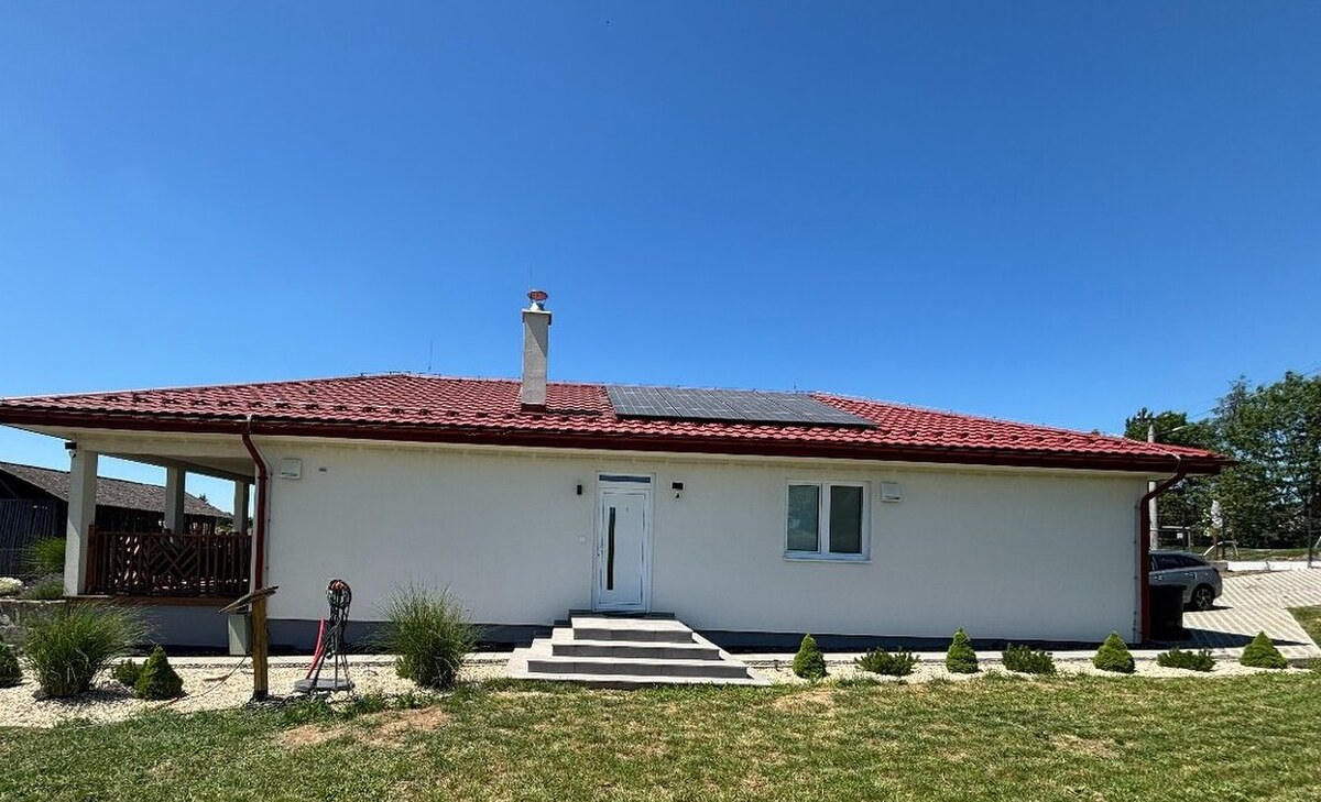 4 izbová NOVOSTAVBA s terasou a pozemkom 1.200 m2 v blízkosti Levíc — foto 2
