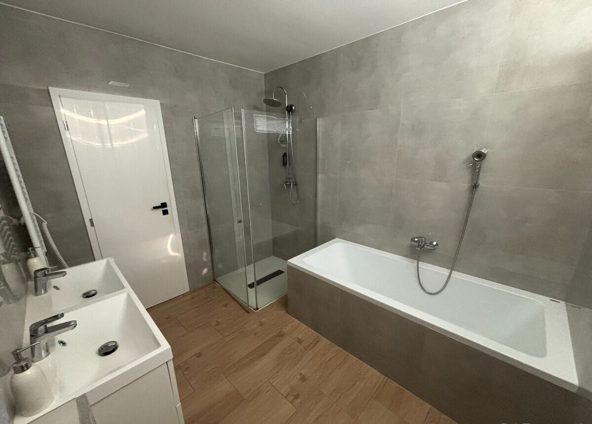 4 izbová NOVOSTAVBA s terasou a pozemkom 1.200 m2 v blízkosti Levíc — foto 8