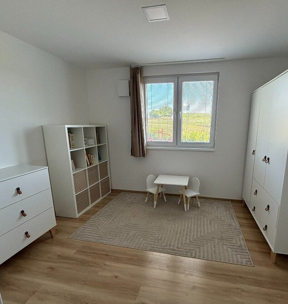 4 izbová NOVOSTAVBA s terasou a pozemkom 1.200 m2 v blízkosti Levíc — foto 9