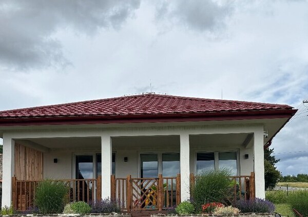 4 izbová NOVOSTAVBA s terasou a pozemkom 1.200 m2 v blízkosti Levíc