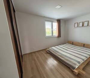 4 izbová NOVOSTAVBA s terasou a pozemkom 1.200 m2 v blízkosti Levíc — foto 10