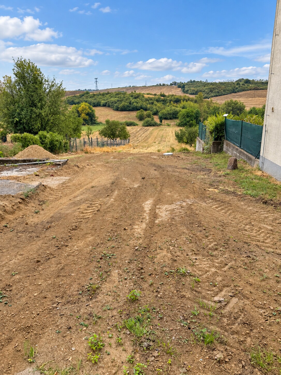 RD s výnimočným pozemkom 2 449 m² v obci Beša – veľký potenciál — foto 2