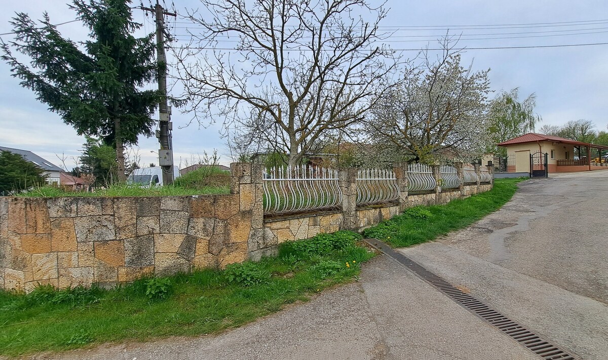 Stav. pozemok 815 m2 s budovou - garážou, Levice, Kalinčiakovo, SM-904 — foto 5