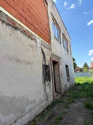 Rodinný dom / Stavebný pozemok - Kuzmányho ulica ( 12.ulica ) Levice — foto 2