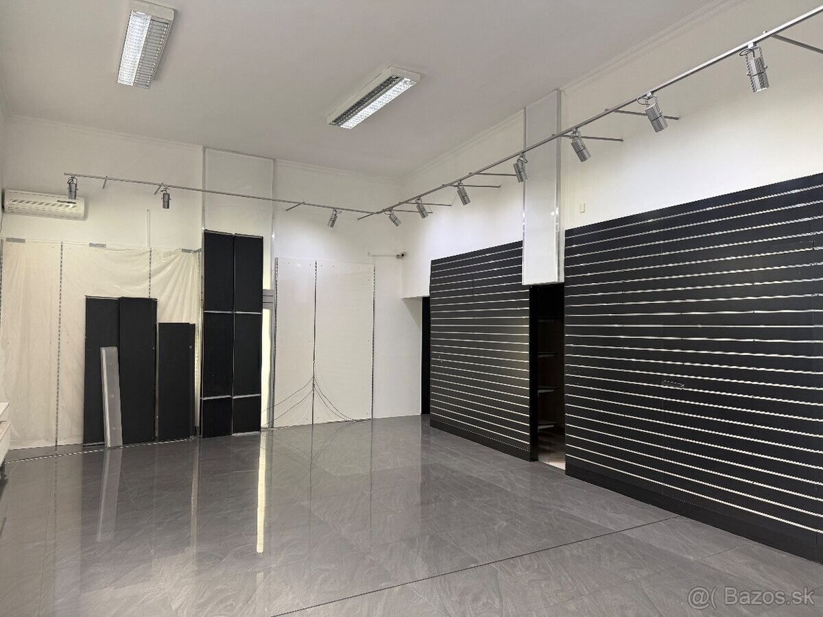 Lukratívny obchodný priestor v Centre Topolčian — foto 2
