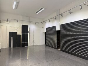 Lukratívny obchodný priestor v Centre Topolčian — foto 2