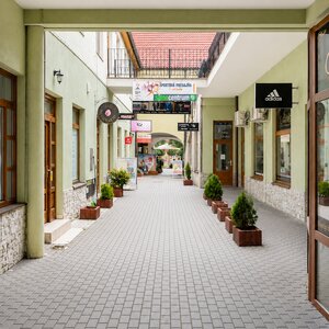 PRENÁJOM PRIESTOROV V CENTRE -TOPOĽČANY-OBCHOD,SLUŽBY od15m2 — foto 1