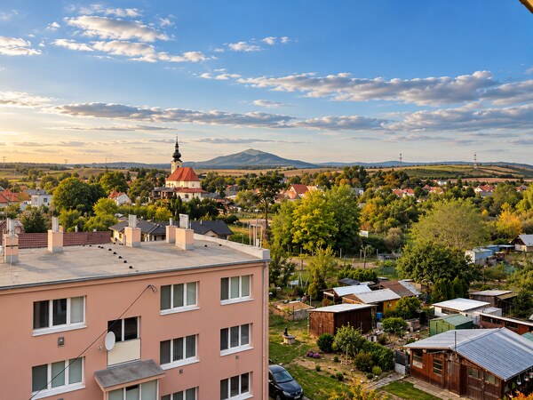 PRIESTRANNÝ 4-IZBOVÝ BYT V LUDANICIACH – 90 m², 3 BALKÓNY, PIVNICA