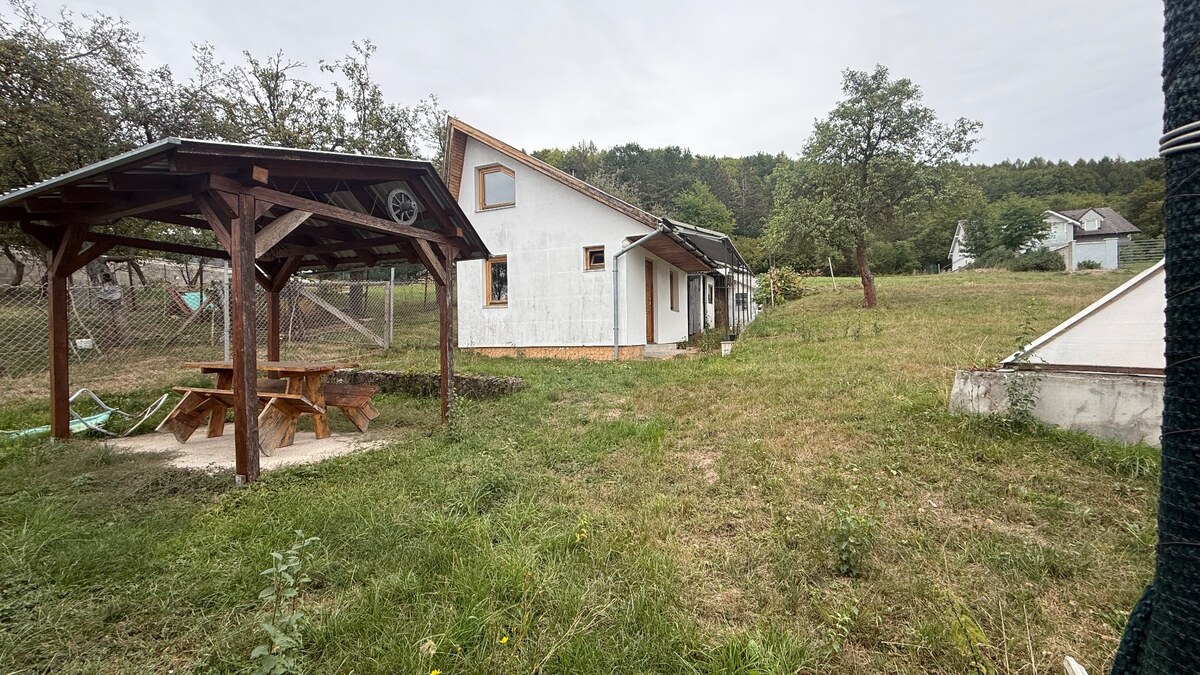 INVESTIČNÝ STAVEBNÝ POZEMOK 2 287 m² S CHATKOU – LADOMERSKÁ VIESKA — foto 2
