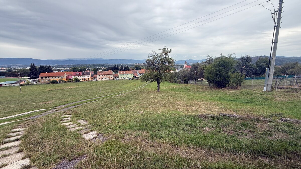 INVESTIČNÝ STAVEBNÝ POZEMOK 2 287 m² S CHATKOU – LADOMERSKÁ VIESKA — foto 4