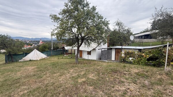 INVESTIČNÝ STAVEBNÝ POZEMOK 2 287 m² S CHATKOU – LADOMERSKÁ VIESKA