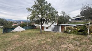 INVESTIČNÝ STAVEBNÝ POZEMOK 2 287 m² S CHATKOU – LADOMERSKÁ VIESKA — foto 1