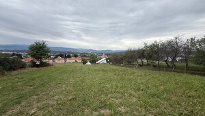 INVESTIČNÝ STAVEBNÝ POZEMOK 2 287 m² S CHATKOU – LADOMERSKÁ VIESKA — foto 5