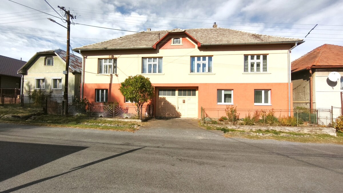 Veľkoryso riešený 4-bytový rodinný dom s letnou kuchyňou a hospodársko