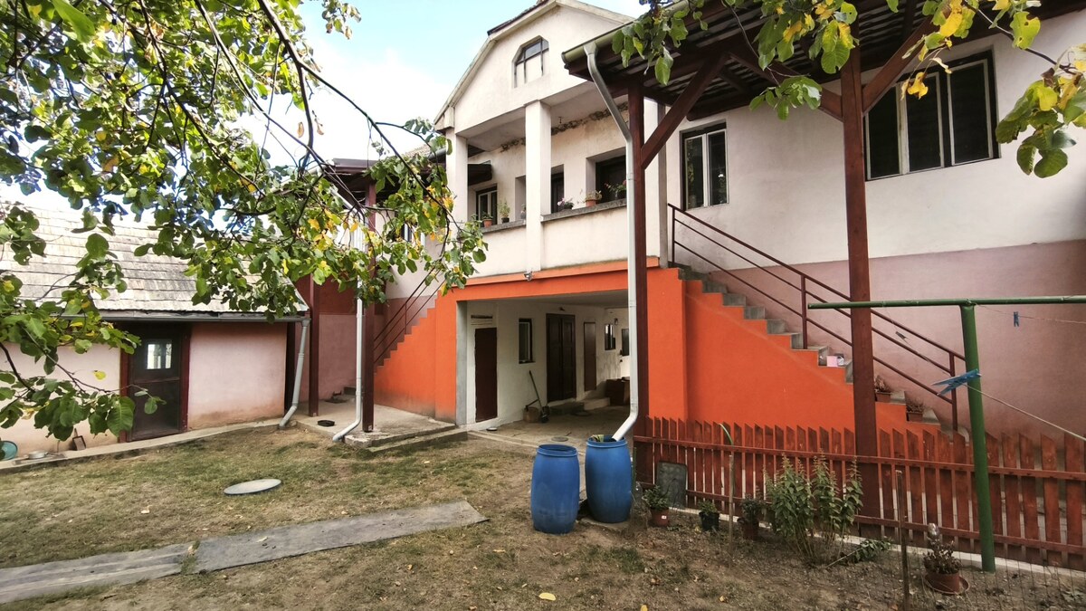 Veľkoryso riešený 4-bytový rodinný dom s letnou kuchyňou a hospodársko — foto 7