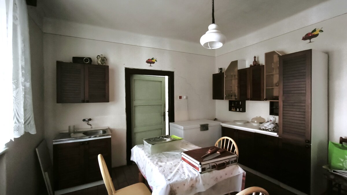 Veľkoryso riešený 4-bytový rodinný dom s letnou kuchyňou a hospodársko — foto 9