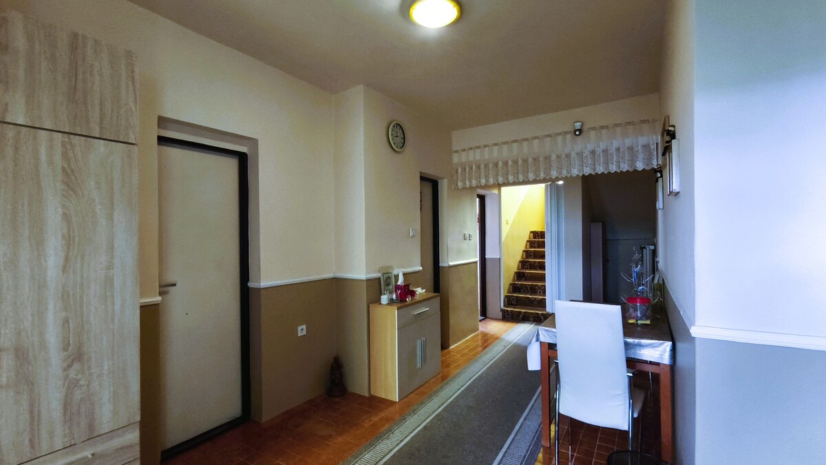 MIMORIADNE ZNÍŽENÁ CENA! Priestranný 6-izbový RD, Nenince, V. Krtíš. — foto 6
