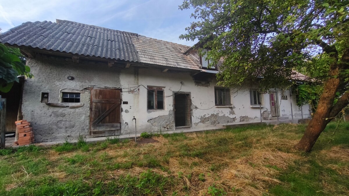 Kamenný vidiecky dom v obci Čelovce okres Veľký Krtíš. — foto 2
