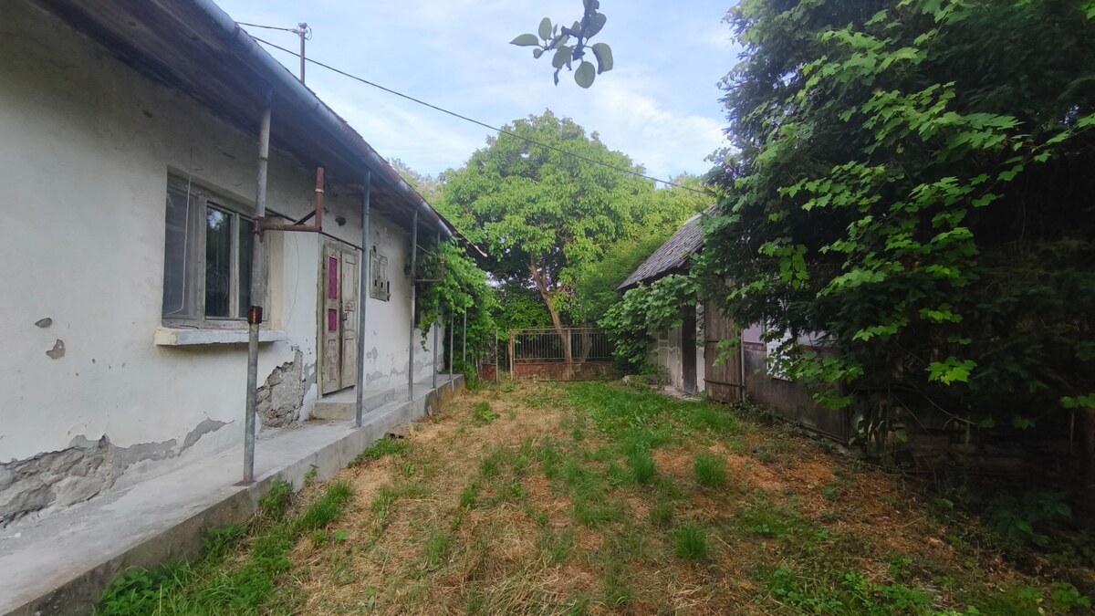 Kamenný vidiecky dom v obci Čelovce okres Veľký Krtíš. — foto 8