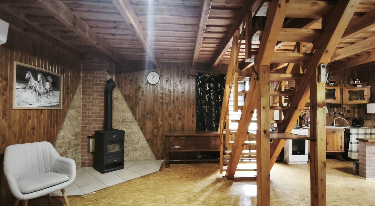 Znížená cena! Celoročne obývateľná chata pri Sklabinskom rybníku v okr
