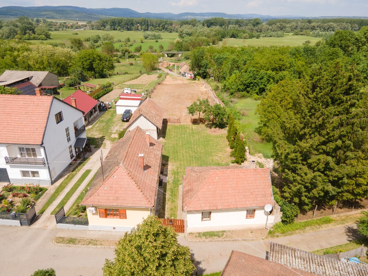 Investičná príležitosť: 2 rodinné domy s obrovským pozemkom (2734 m²) — foto 2