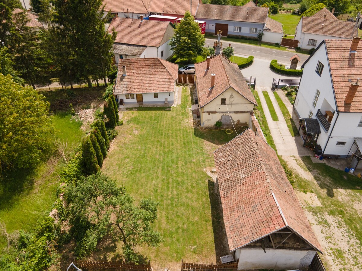 Investičná príležitosť: 2 rodinné domy s obrovským pozemkom (2734 m²) — foto 4