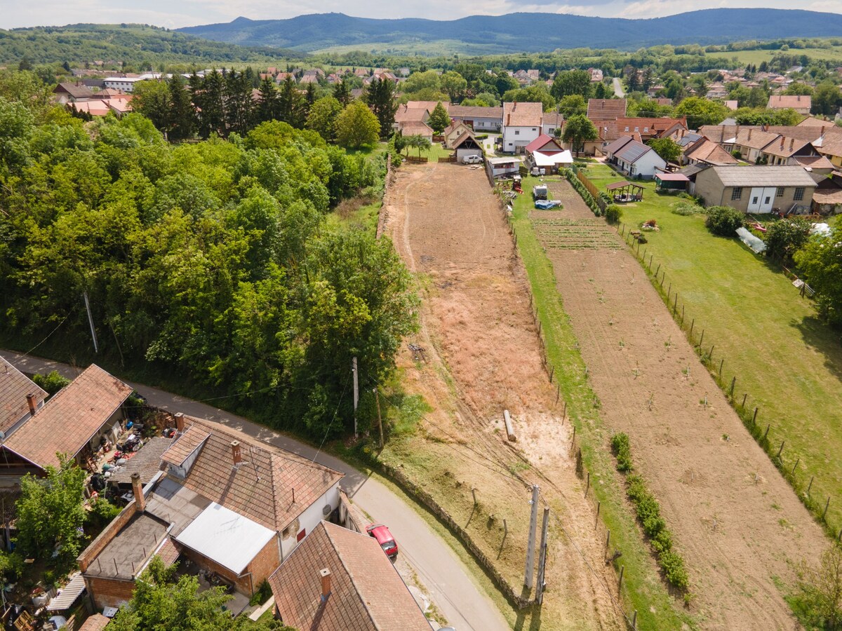 Investičná príležitosť: 2 rodinné domy s obrovským pozemkom (2734 m²) — foto 5