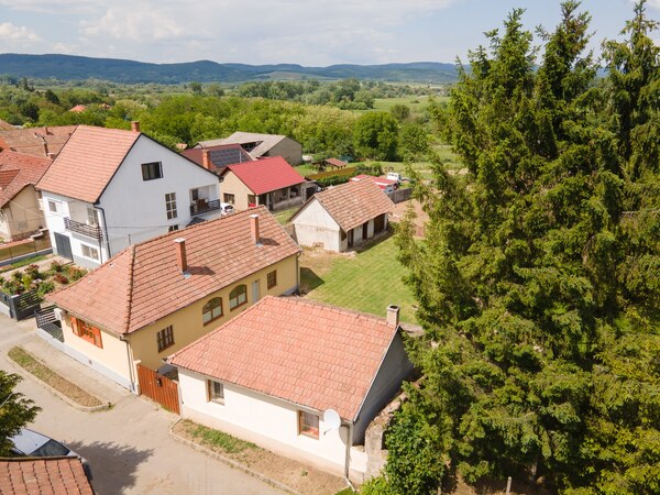 Investičná príležitosť: 2 rodinné domy s obrovským pozemkom (2734 m²)