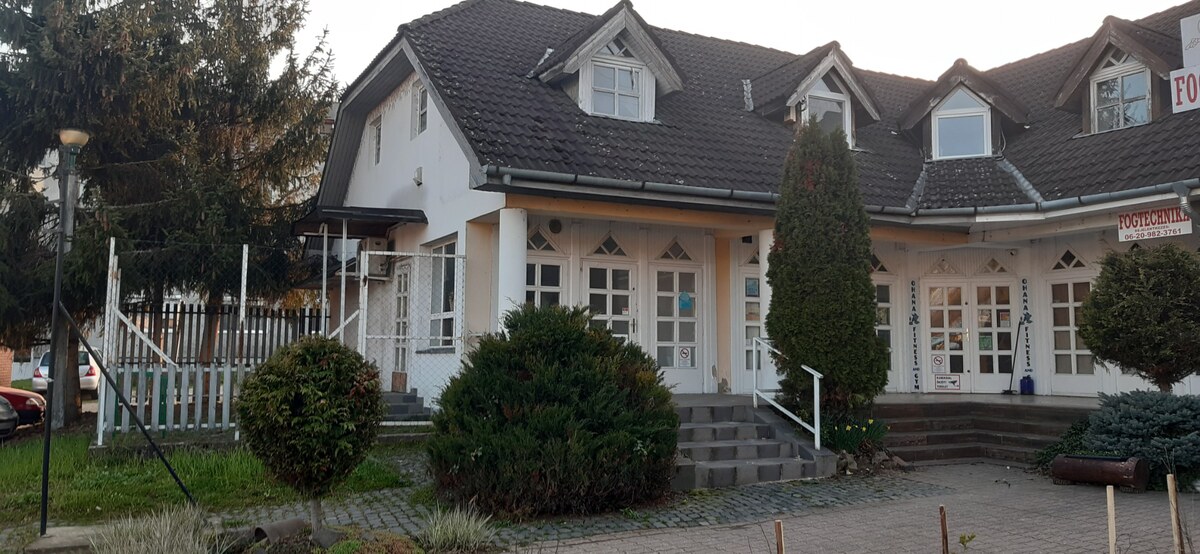 3 podlažiach s nákladným výťahom, centrum Rétság
