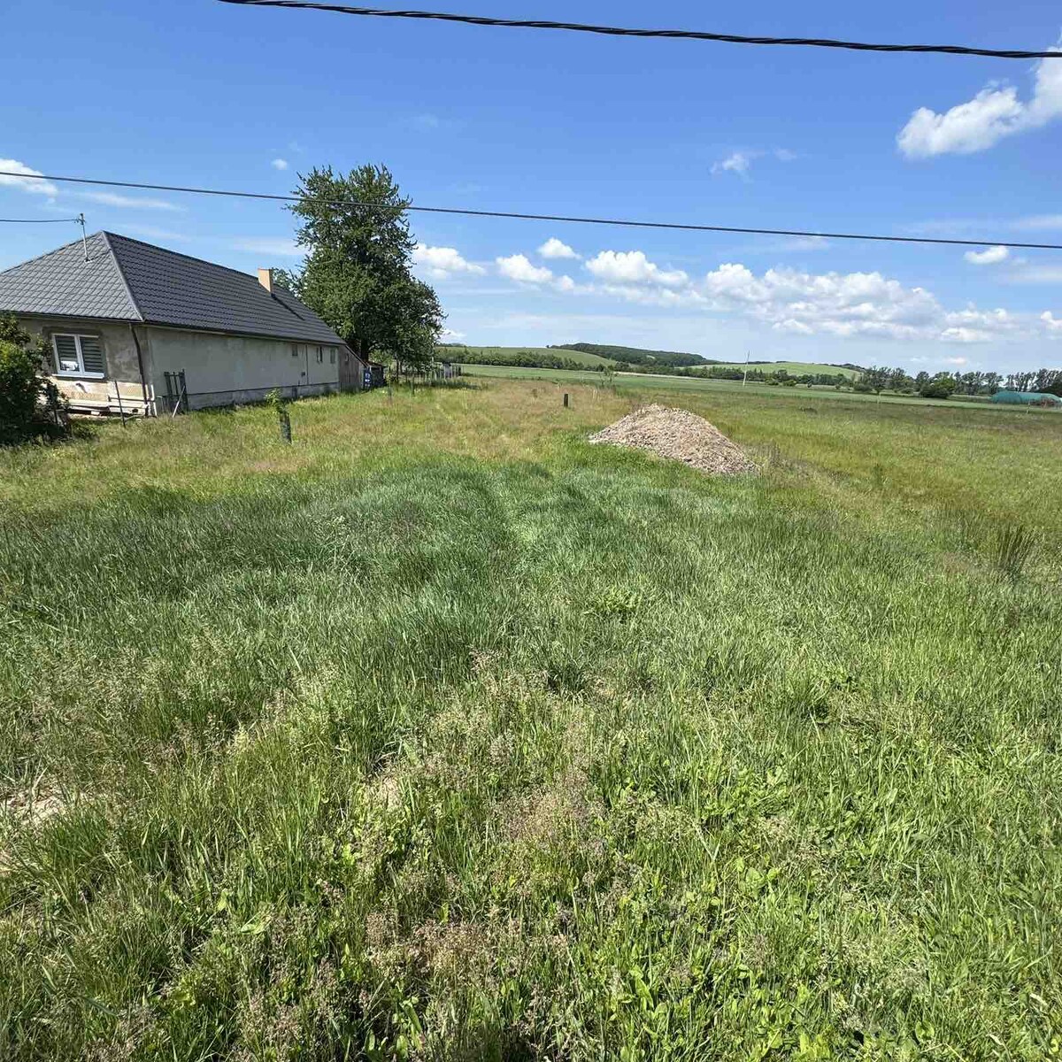 Lukratívny stavebný pozemok (1820 m²) s priamym prístupom z cesty I/66