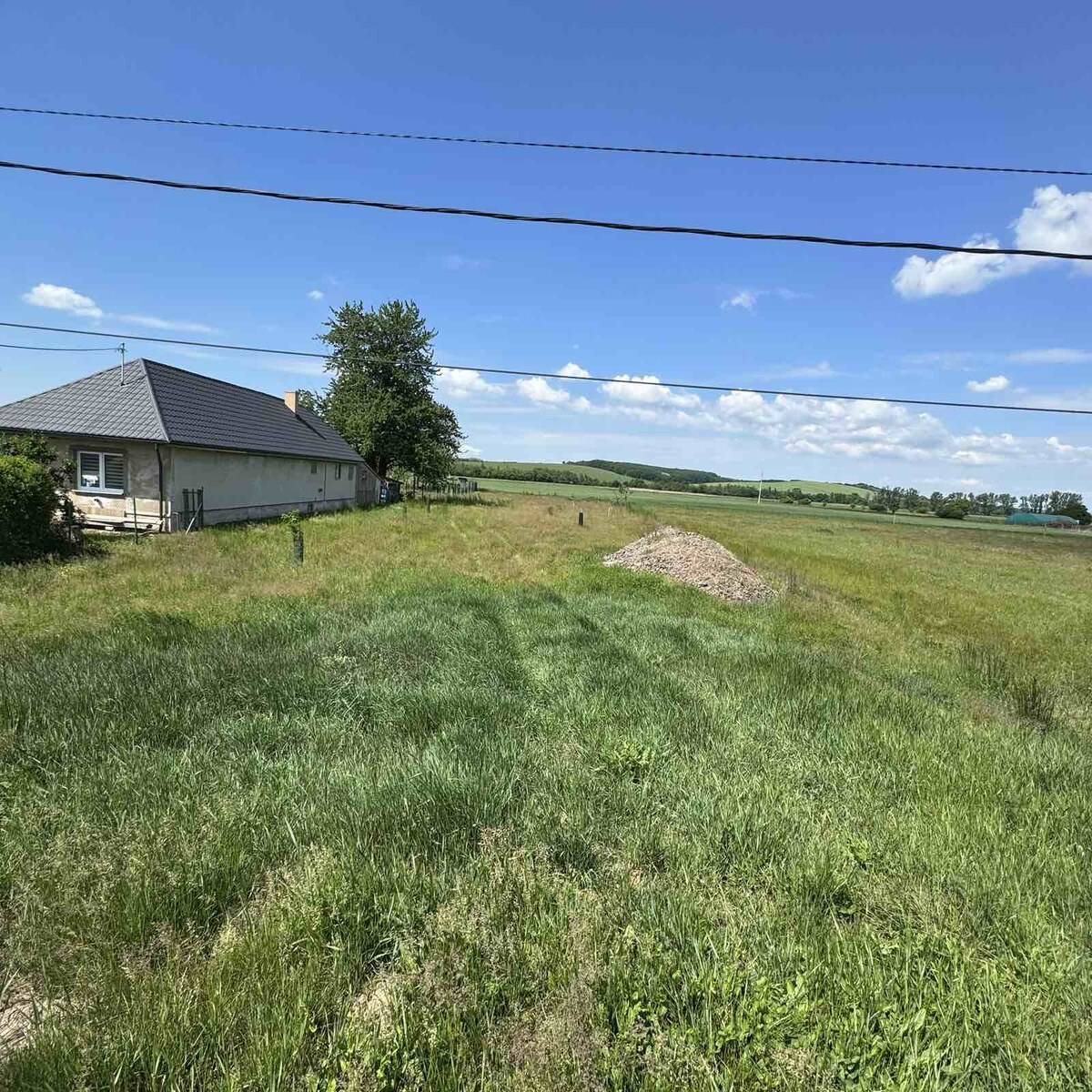 Lukratívny stavebný pozemok (1820 m²) s priamym prístupom z cesty I/66 — foto 2