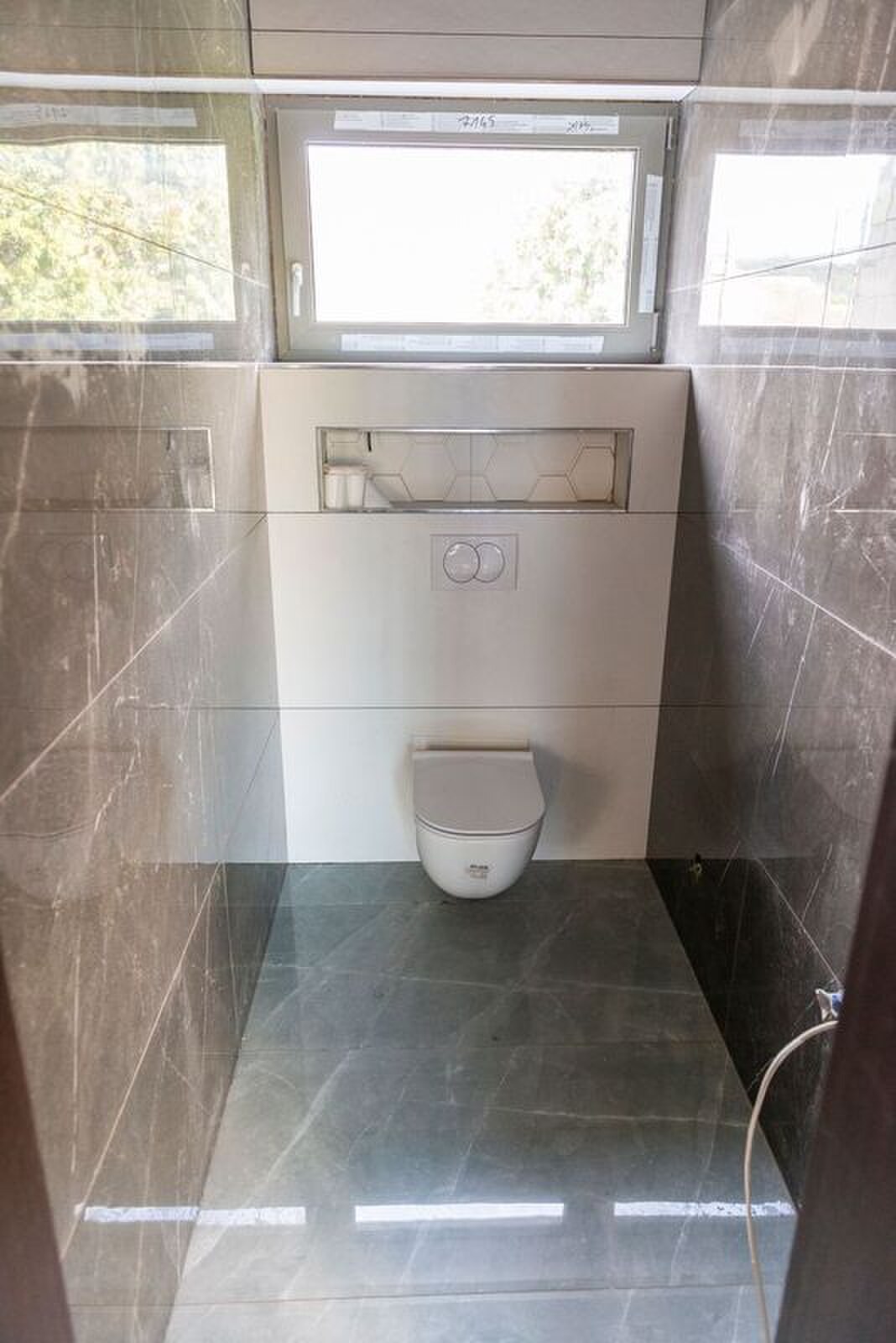 Priestranný dvojpodlažný rodinný dom s veľkou terasou Plášťovce — foto 9