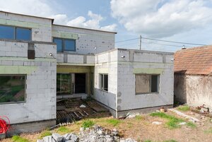 Priestranný dvojpodlažný rodinný dom s veľkou terasou Plášťovce — foto 1