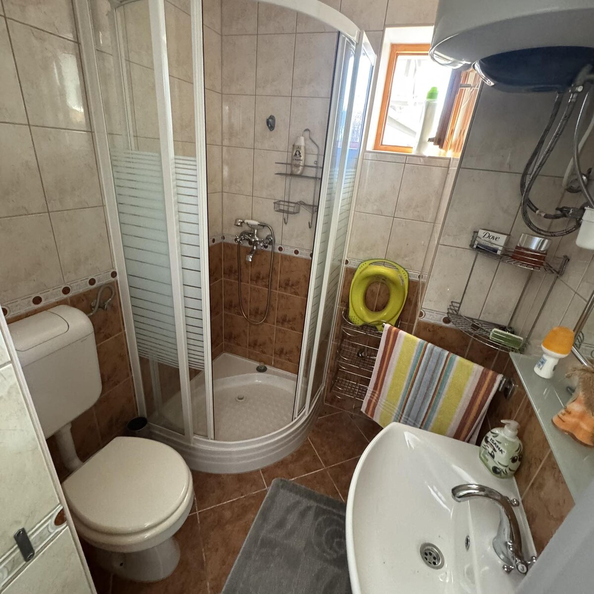 Priestranný 2-podlažný RD s investičným potenciálom a letnou kuchyňou — foto 16
