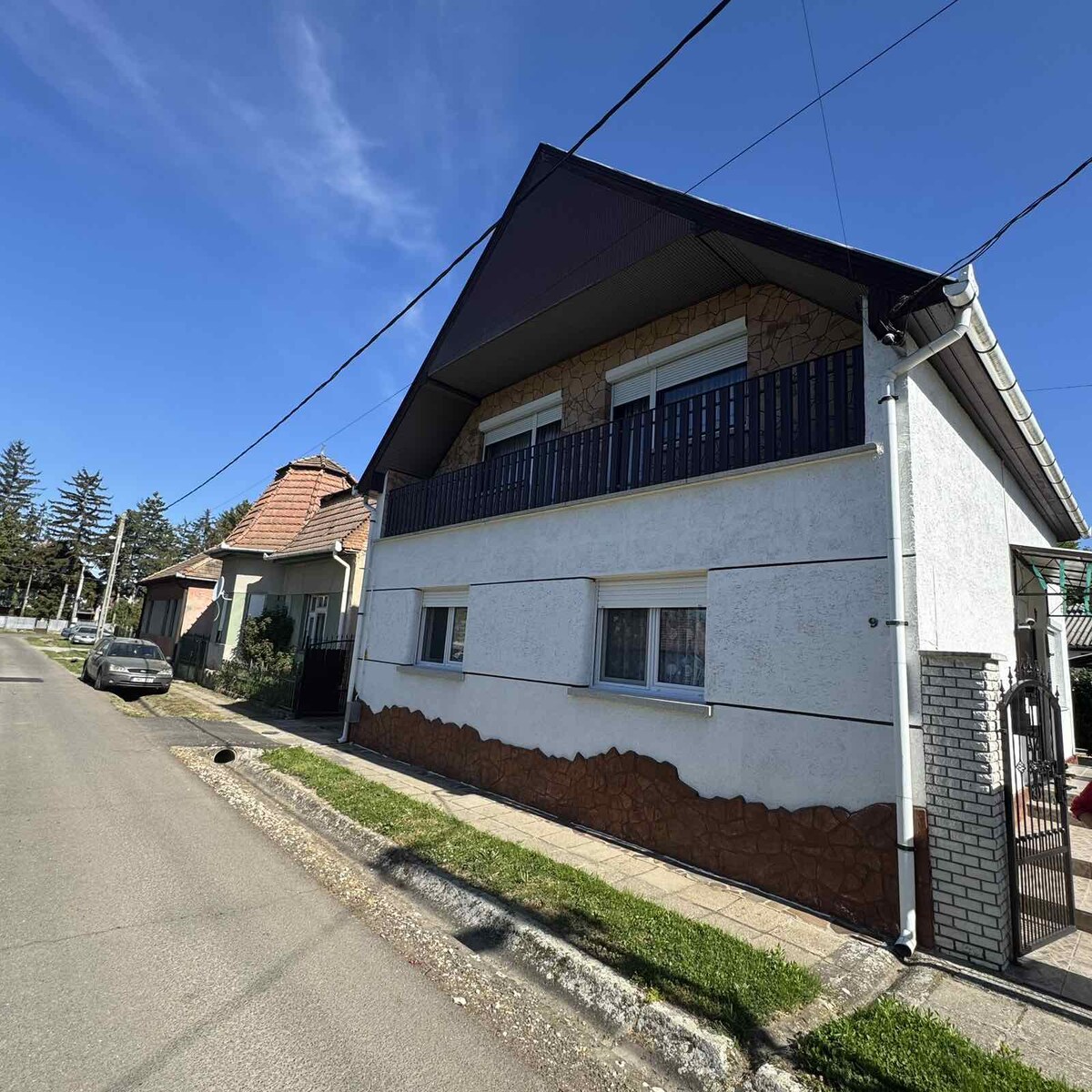 Priestranný 2-podlažný RD s investičným potenciálom a letnou kuchyňou — foto 19
