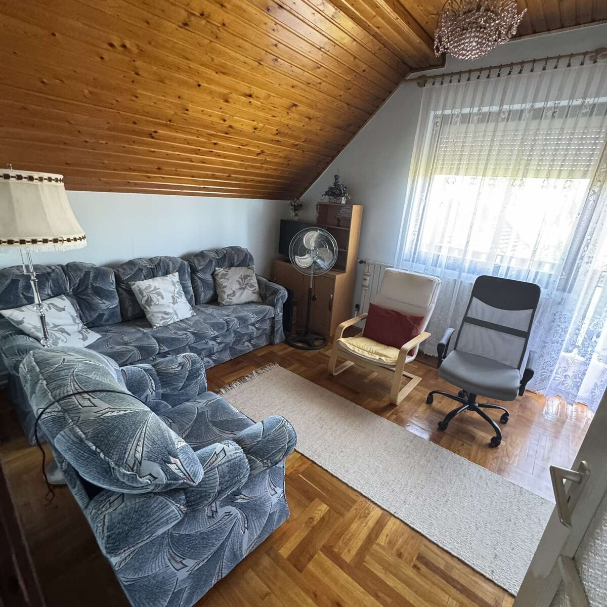Priestranný 2-podlažný RD s investičným potenciálom a letnou kuchyňou — foto 4