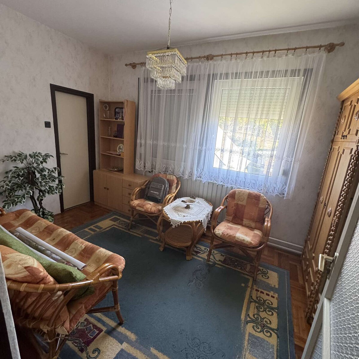 Priestranný 2-podlažný RD s investičným potenciálom a letnou kuchyňou — foto 5