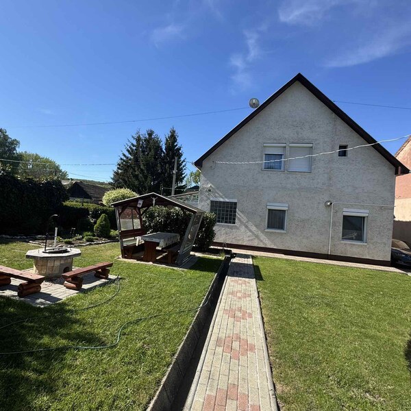 Priestranný 2-podlažný RD s investičným potenciálom a letnou kuchyňou