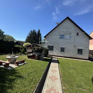 Priestranný 2-podlažný RD s investičným potenciálom a letnou kuchyňou — foto 1