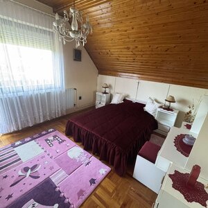 Priestranný 2-podlažný RD s investičným potenciálom a letnou kuchyňou — foto 2