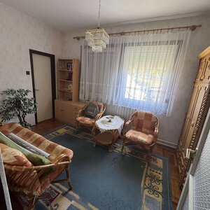 Priestranný 2-podlažný RD s investičným potenciálom a letnou kuchyňou — foto 5