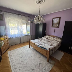 Priestranný 2-podlažný RD s investičným potenciálom a letnou kuchyňou — foto 7
