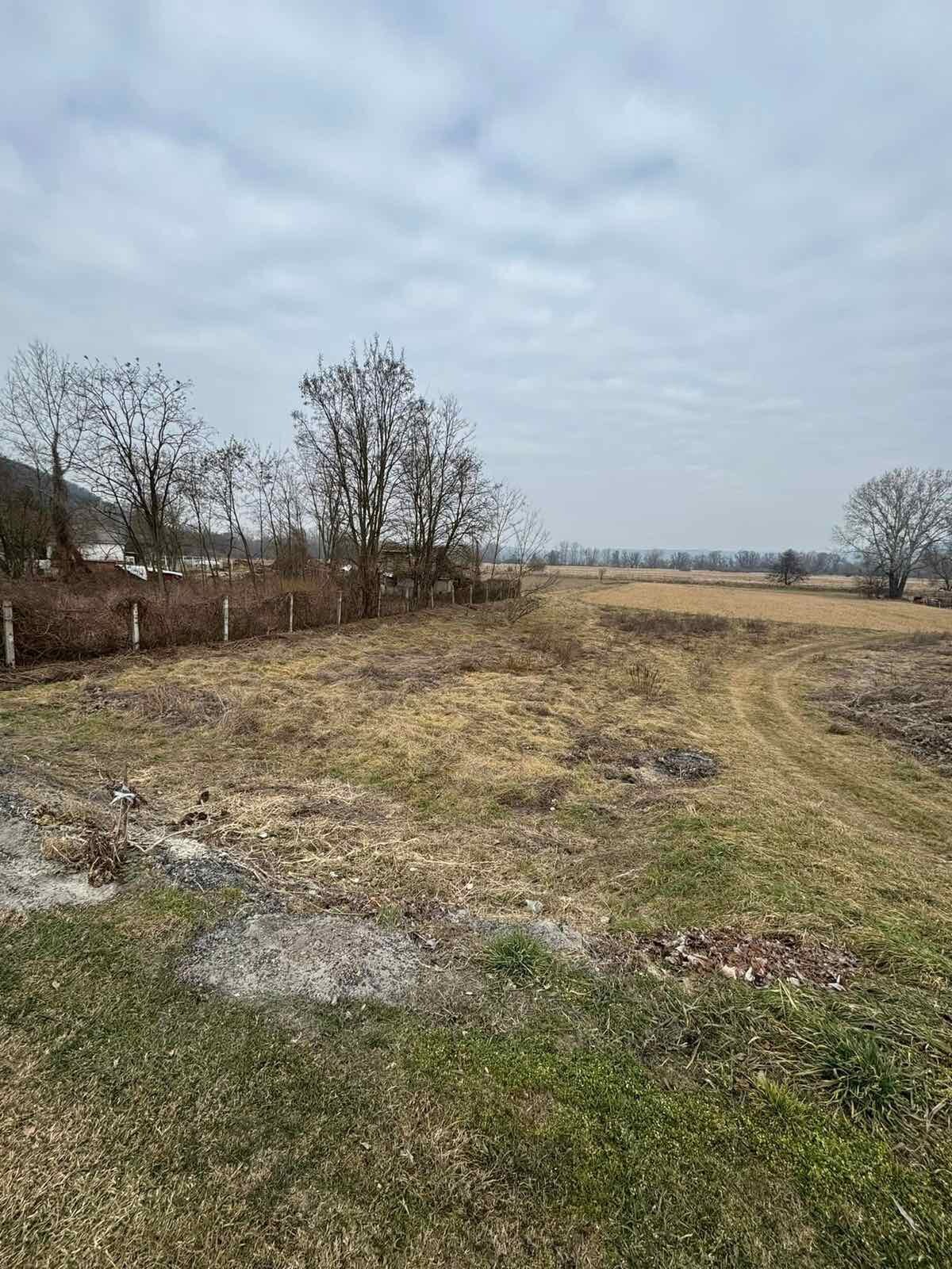 Rovinatý stavebný pozemok 850 m² v obci Hont s IS na hranici