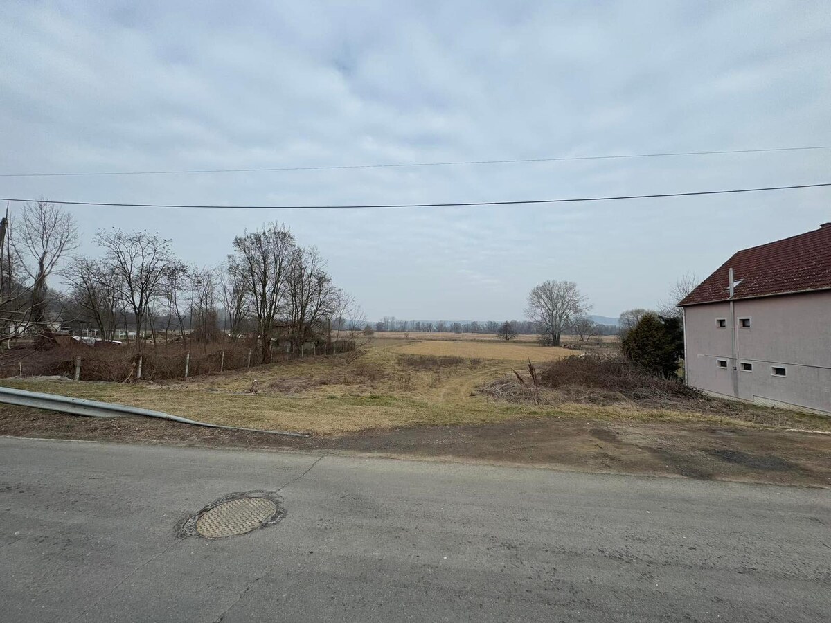Rovinatý stavebný pozemok 850 m² v obci Hont s IS na hranici — foto 10