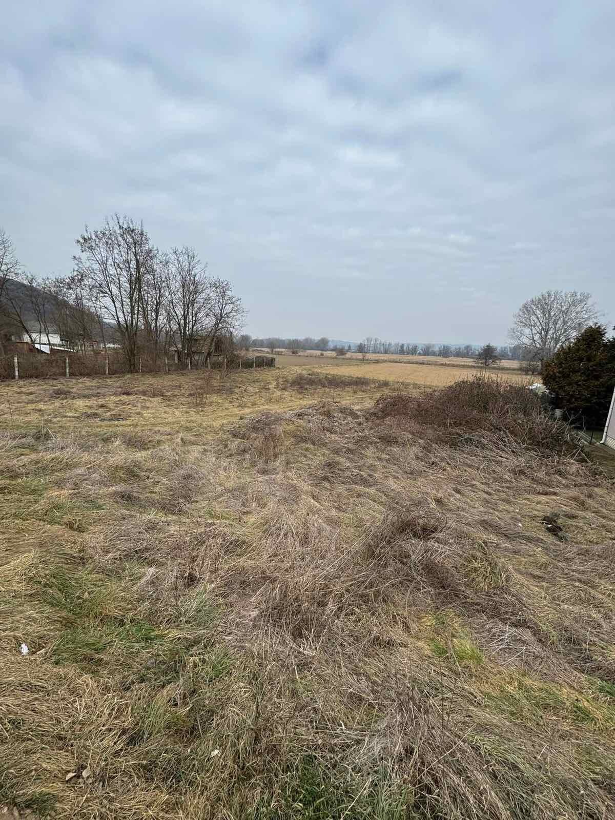 Rovinatý stavebný pozemok 850 m² v obci Hont s IS na hranici — foto 11