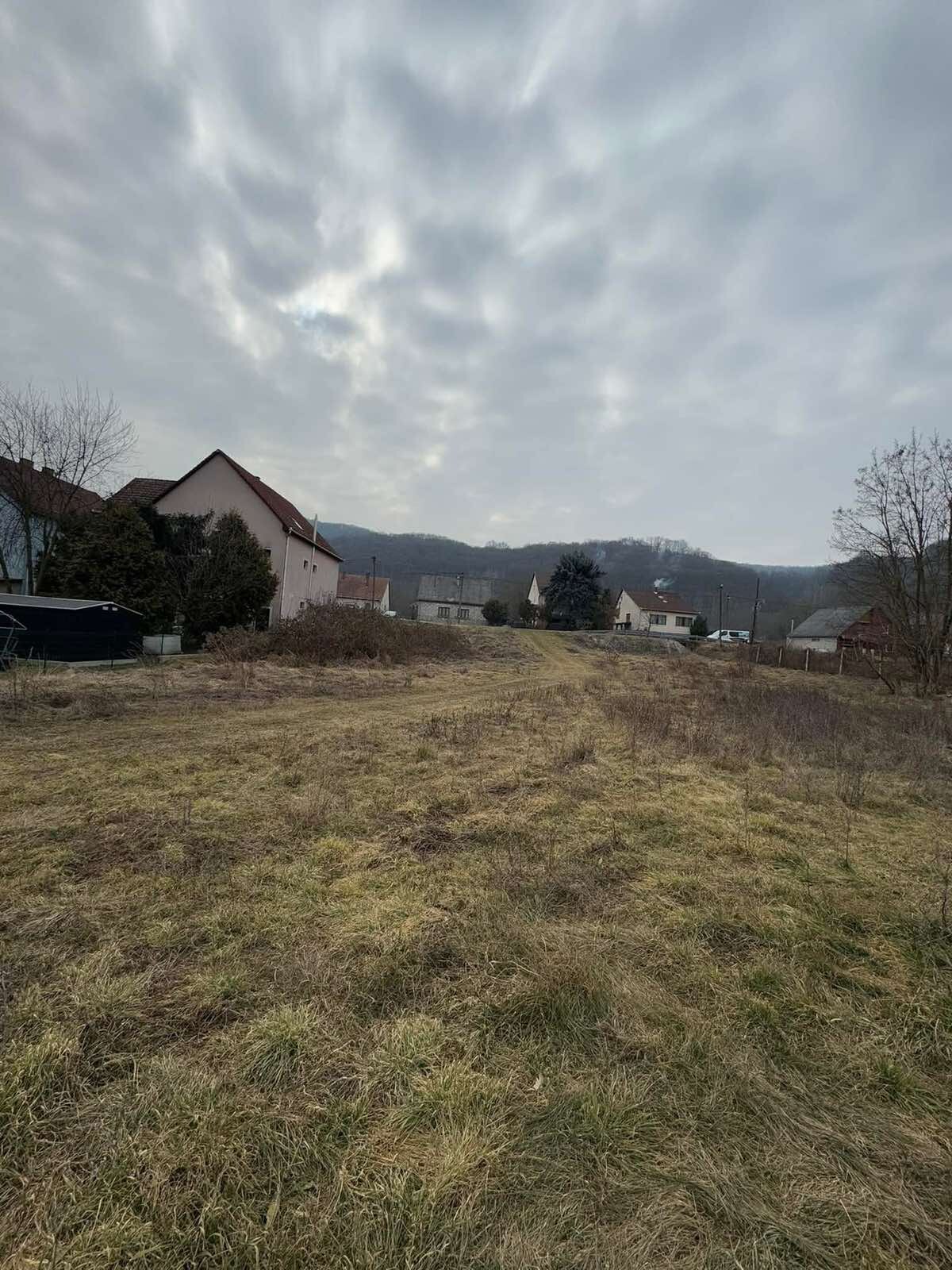 Rovinatý stavebný pozemok 850 m² v obci Hont s IS na hranici — foto 12